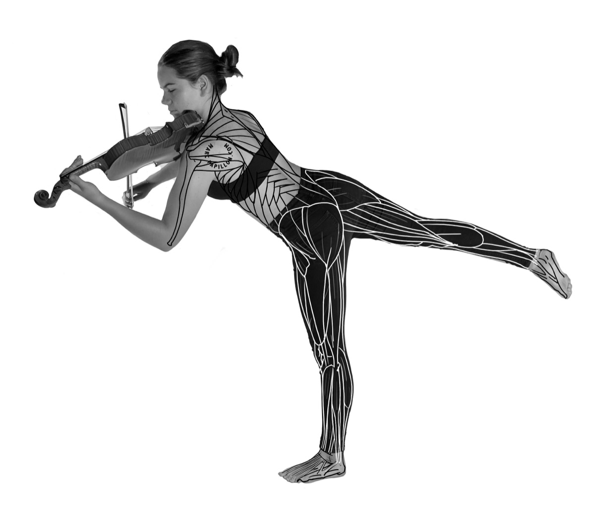 Une violoniste en équilibre sur une jambe, le corps couvert de dessins anatomiques.